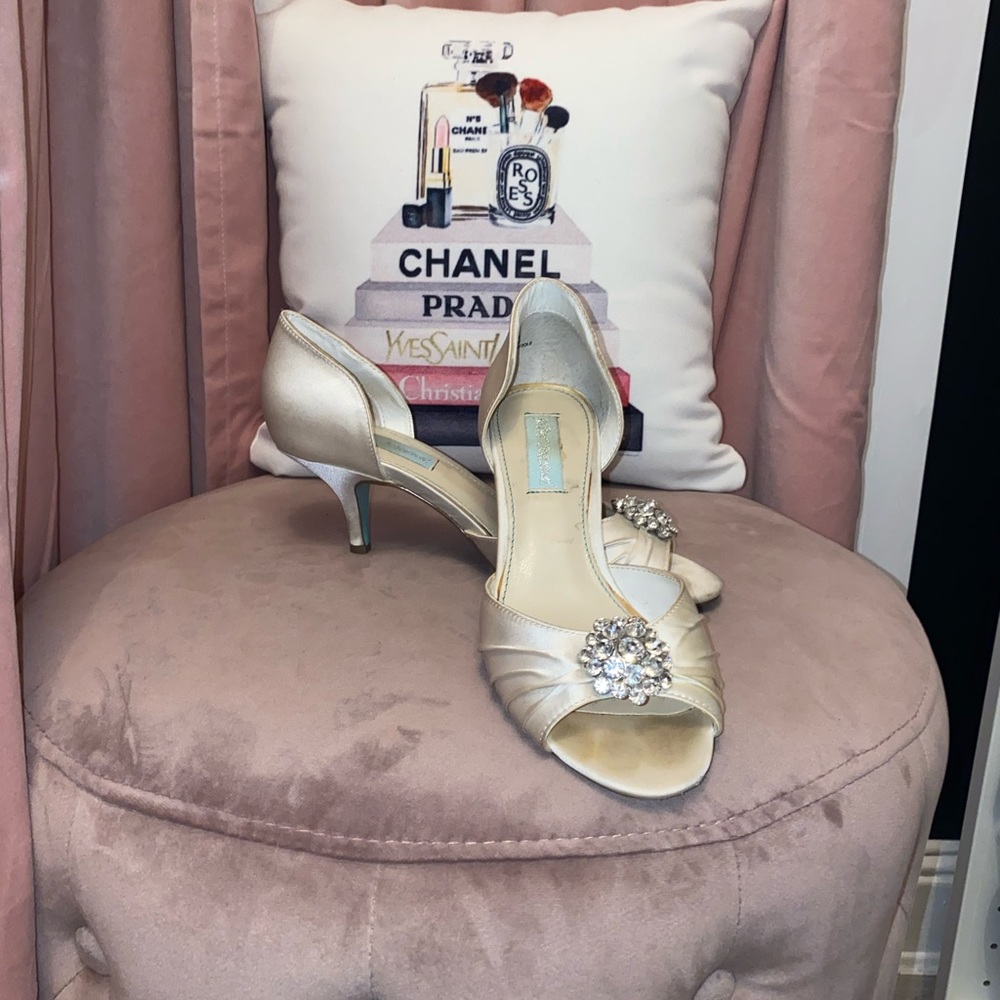 Betsey Johnson peep toe pump size 7